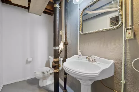 Bath - 6766 Devonshire Ave, Saint Louis, MO 63109 photo 2 of 2