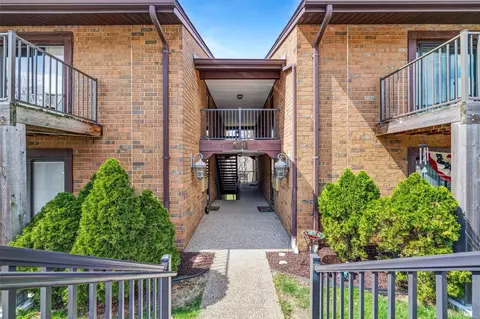 5581 Baronridge Dr #10, Saint Louis, MO 63129