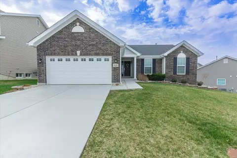 820 Hazy Hills Dr, Lake Saint Louis, MO 63367