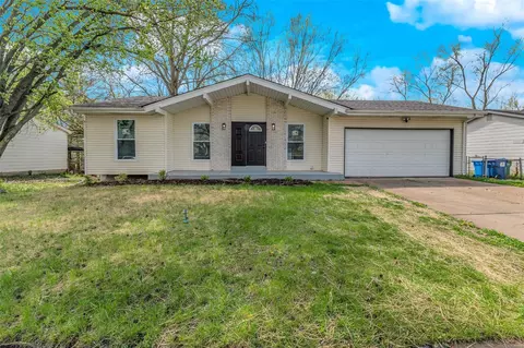6218 Silver Fox Dr, Florissant, MO 63034