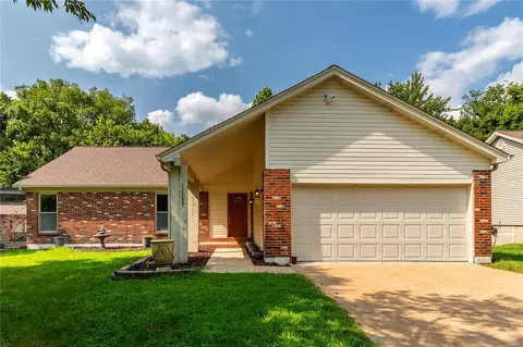 12289 Autumn Hill Dr, Maryland Heights, MO 63043
