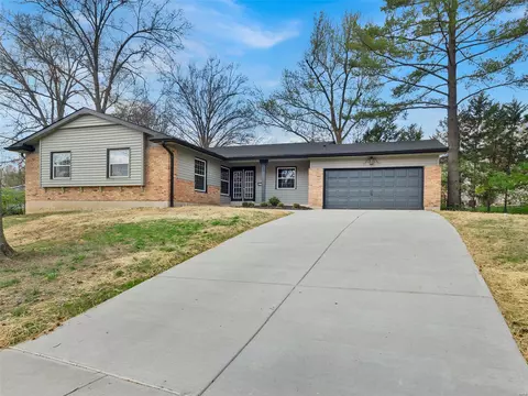831 Hollyridge Dr, Ballwin, MO 63011