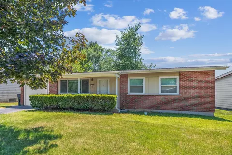 92 Huck Finn Dr, Saint Charles, MO 63303