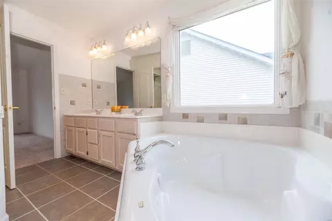 Bath - 2338 Hidden Deer Dr, O'fallon, MO 63368 photo 2 of 8