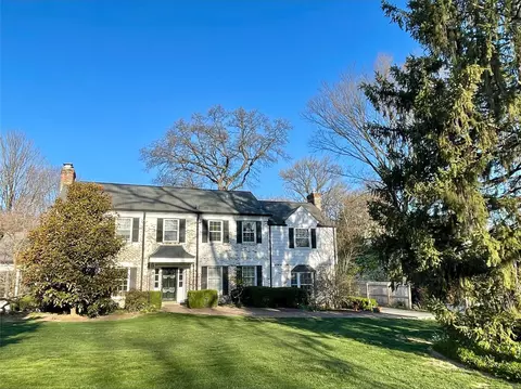 7 Willow Hill Rd, Ladue, MO 63124