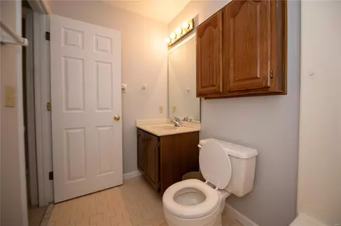Bath - 1037 Ridgeway Meadow Dr, Ellisville, MO 63021 photo 4 of 6