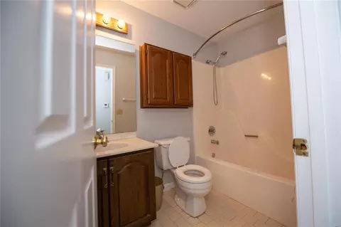 Bath - 1037 Ridgeway Meadow Dr, Ellisville, MO 63021 photo 3 of 6