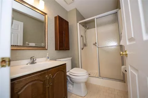 Bath - 1037 Ridgeway Meadow Dr, Ellisville, MO 63021 photo 1 of 6