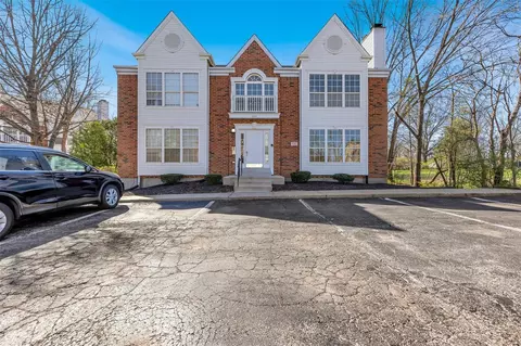 309 Clayton Crossing Pl #B, Ellisville, MO 63011