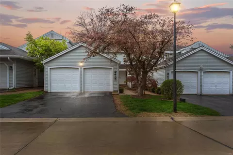 2435 Broadmont Dr, Chesterfield, MO 63017