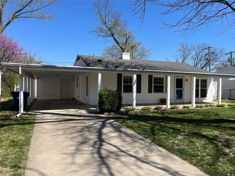 10 Jamestown Dr, Saint Peters, MO 63376