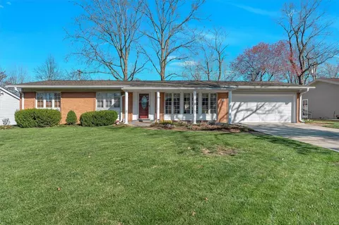 842 Lesparre Dr, Saint Louis, MO 63141