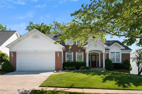 338 Woodcliffe Place Dr, Chesterfield, MO 63005