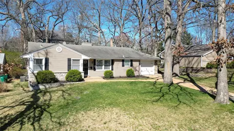 501 Forest Green Dr, Webster Groves, MO 63119