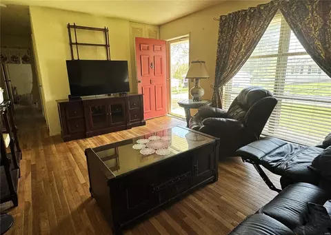801 Gaillard Ct, Ballwin, MO 63011 photo 2