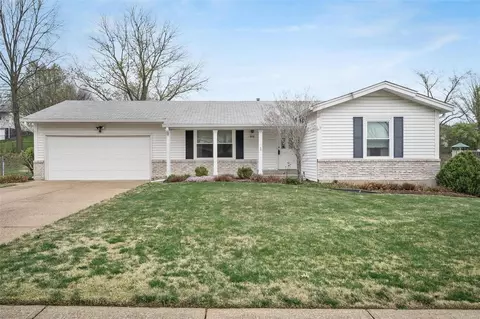 668 Green Isles Dr, Fenton, MO 63026
