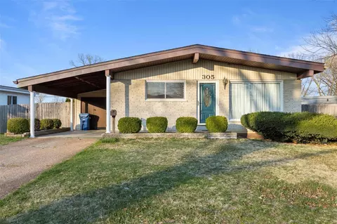 305 Versailles Dr, Florissant, MO 63031