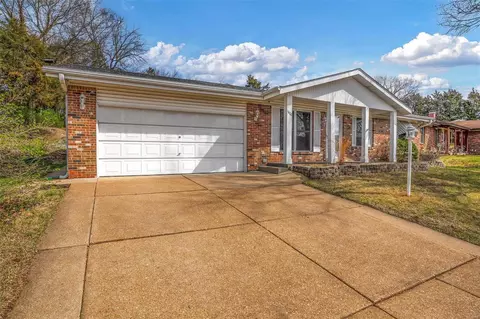 1401 Bradington Dr, Fenton, MO 63026