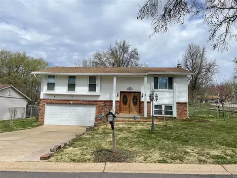 17 Brookshire Dr, Saint Peters, MO 63376