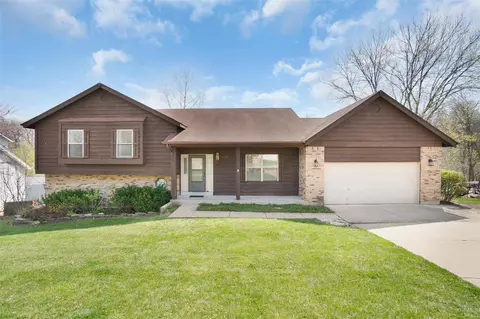 3310 Woodsview Dr, Saint Charles, MO 63303