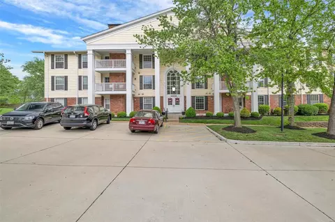 15631 Hedgeford Ct #2, Chesterfield, MO 63017