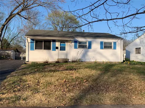 875 5th Plz, Florissant, MO 63031