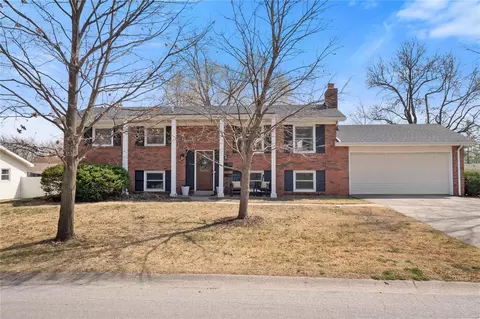 708 Elmwood Dr, Saint Charles, MO 63301