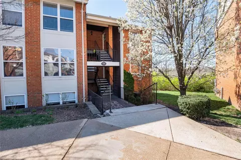 1996 Greenglen Dr #203, Kirkwood, MO 63122