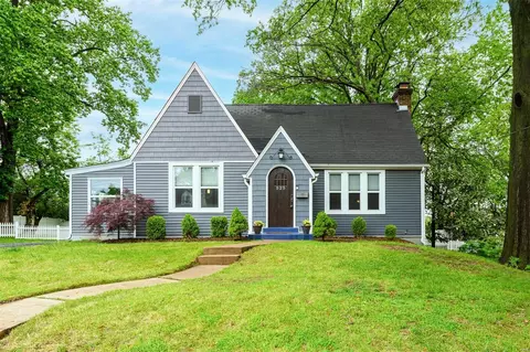 525 Ridge Ave, Webster Groves, MO 63119
