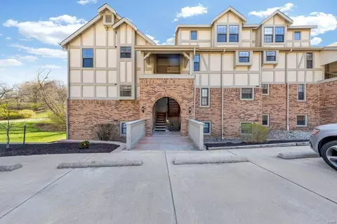 2244 Canyonlands Dr #F, Maryland Heights, MO 63043