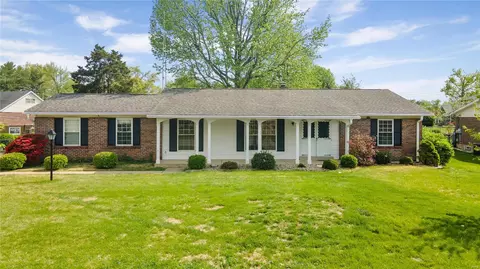 11654 Rossmoor Ln, Saint Louis, MO 63128