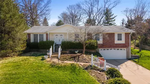 124 Caybeth Dr, Ballwin, MO 63011