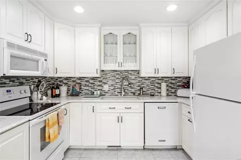Kitchen - 124 Caybeth Dr, Ballwin, MO 63011 photo 2 of 3