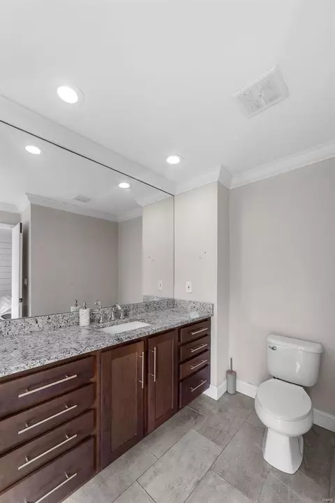 Bath - 959 Forest Square Dr, Ballwin, MO 63011 photo 3 of 3