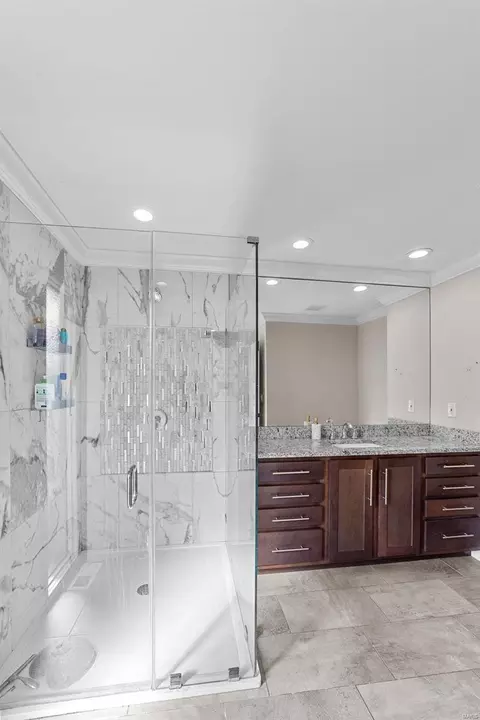 Bath - 959 Forest Square Dr, Ballwin, MO 63011 photo 2 of 3