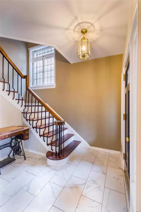 Entry Way - 7161 Pershing Ave, Saint Louis, MO 63130 photo 3 of 6