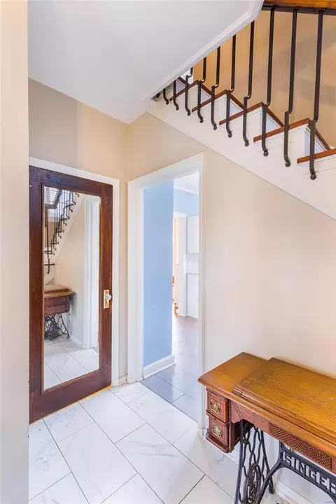 Entry Way - 7161 Pershing Ave, Saint Louis, MO 63130 photo 4 of 6