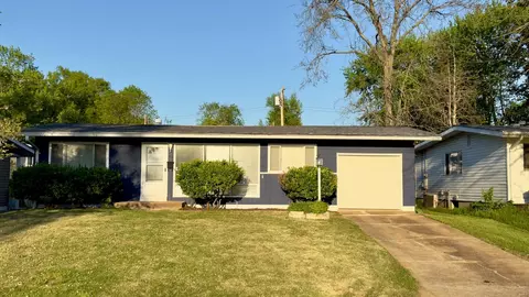 210 Duquette Ln, Florissant, MO 63033