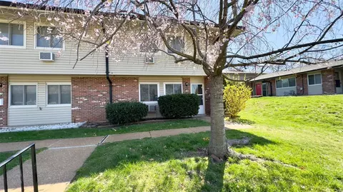 9160 Villaridge Ct, Saint Louis, MO 63123