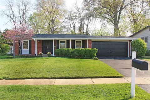 11753 Long Leaf Cir, Saint Louis, MO 63146