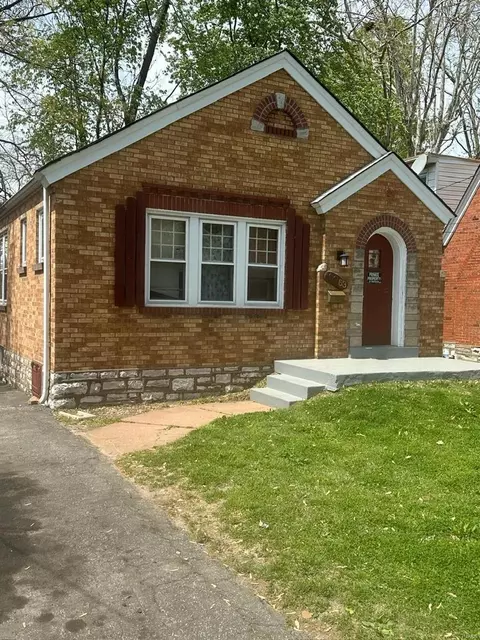 10063 Diamond Dr, Saint Louis, MO 63137