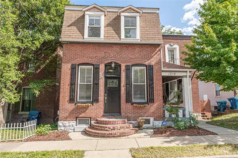 1216 N 5th St, Saint Charles, MO 63301