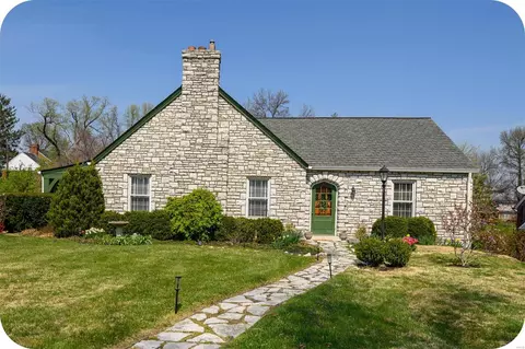 961 Surrey Ln, Saint Louis, MO 63137