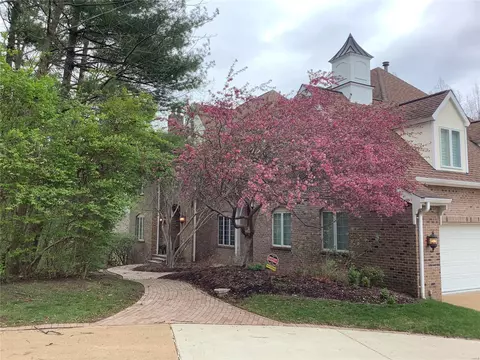 820 S Spoede Rd, Frontenac, MO 63131