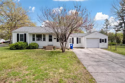 10 Brebouef Ln, Florissant, MO 63031