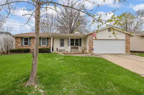 28 Crescent Hills Dr, Saint Peters, MO 63376