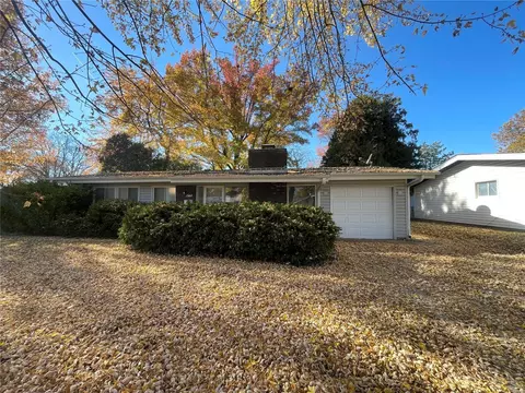 475 Allen Dr, Florissant, MO 63033