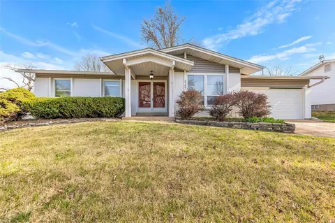 2369 La Cuesta Dr, Florissant, MO 63031