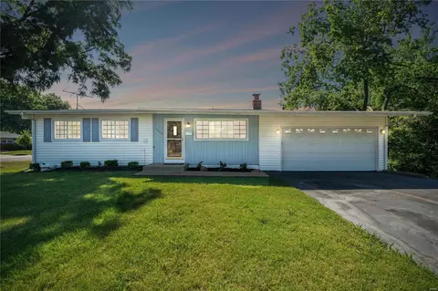 1060 Loveland Dr, Florissant, MO 63031