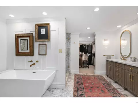 Bath - 19 Clayton Terrace Dr, Frontenac, MO 63131 photo 3 of 6